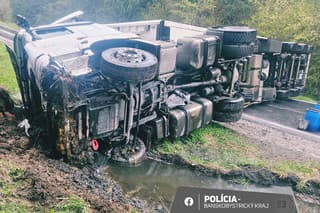Na ceste I/65 za obcou Kremnické Bane došlo k nehode kamióna. 