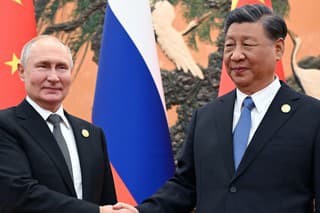 Na snímke zľava ruský prezident Vladimir Putin a čínsky prezident Si Ťin-pching.