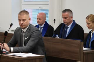 Na snímke podnikateľ Štefan Žiga a obhajcovia Sergej Romza (v pozadí vľavo) a Radko Timkanic (v pozadí uprostred).