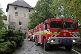 Osemdesiat hasičov a dobrovoľníkov zasahovali na zámku.
