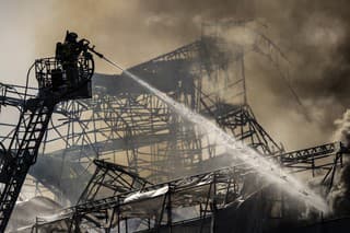 Hasiči zasahujú počas požiaru historickej budovy burzy v centre dánskej metropoly Kodaň.