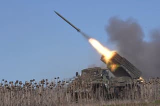 Raketa je vypálená z raketového systému ruskej armády na ukrajinské pozície na neznámom mieste.