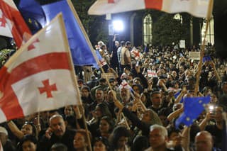  Na proteste proti zákonu o zahraničnom vplyve bolo v Tbilisi vyše 20.000 ľudí.