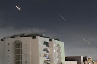 Videá potvrdzujú, že iránske rakety a drony zasiahli ciele v Izraeli.