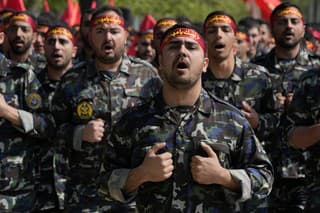 Vojenské jednotky dobrovoľníkov iránskej armády počas výročnej vojenskej prehliadky v Teheráne.