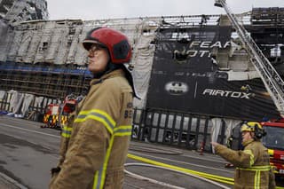 Hasiči zasahujú po utorňajšom požiari historickej budovy burzy v centre dánskej metropoly Kodaň v stredu 17. apríla 2024. 