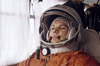 Jurij Gagarin 12. apríla 1961 úspešne obletel Zem v kozmickej lodi Vostok. 