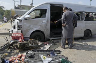 Samovražedný atentátnik na motorke sa v piatok v Karáčí odpálil v blízkosti dodávky.