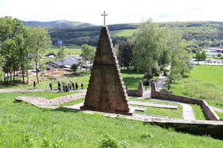 Archeológovia začali výskum na miestach masových popráv v Kremničke