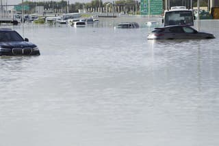 Potopené vozidlá na zaplavenej hlavnej ceste v Dubaji 17. apríla 2024.