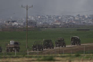 Izraelské vojenské vozidlá vidieť neďaleko hranice Izraela s pásmom Gazy na juhu Izraela 3. januára 2024.