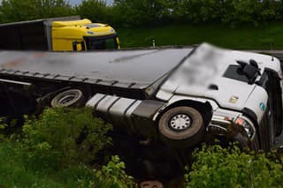 Na diaľnici D2 v smere z Českej republiky do Bratislavy došlo k nehode, pri ktorej skončilo nákladné vozidlo mimo vozovky.
