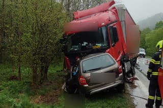 Medzi Ružomberkom a Donovalmi došlo k vážnej zrážke auta s kamiónom.