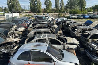 Došlo k poškodeniu 16 motorových vozidiel rôznych značiek a typov. 