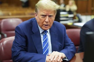 Na snímke bývalý americký prezident Donald Trump čaká na súdne pojednávanie v New Yorku v utorok 16. apríla 2024