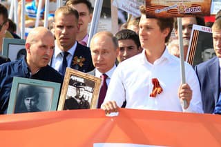 Putin s portrétom otca počas pochodu v roku 2016.