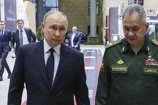 Ruský prezident Vladimir Putin (vľavo) a ruský minister obrany Sergej Šojgu