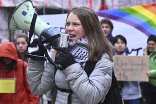Klimatická aktivistka Greta Thunbergová počas klimatického štrajku za ochranu klímy pod heslom Piatky za budúcnosť v Štokholme 19. apríla 2024.