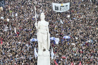 Demonštranti pochodujú k prezidentskému palácu počas protestu proti úsporným opatreniam vlády pod vedením prezidenta Javiera Mileiho.