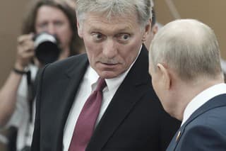 Hovorca Kremľa Dmitrij Peskov vľavo a vpravo ruský prezident Vladimir Putin.
