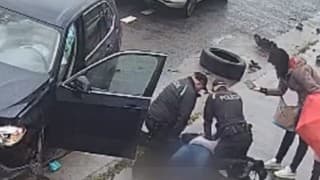 Bratislavskí policajti oživovali muža v bezvedomí. 