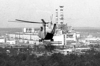 Na archívnej snímke z 12. mája 1986 helikoptéra  rozprašuje chemikálie na elimináciu radiácie.