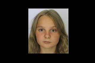 Žilinskí policajti žiadajú verejnosť o pomoc pri pátraní po nezvestnej 14-ročnej Liliane Sabovej zo Žiliny.