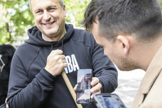 Andrej Danko počas upratovania Dúbravky.