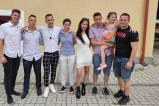(Zľava) Kristián Fedák (19), Dominik Horváth (21), Mário Horváth (24), Kristína Horváthová (30), Ada Horváthová (23), Tomáš Horváth (33), Miroslav Horváth (31)