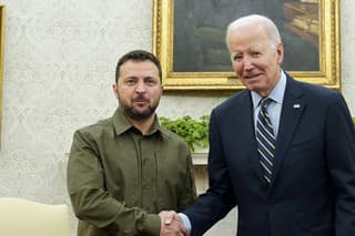 Americký prezident Joe Biden (vpravo) pózuje s ukrajinským prezidentom Volodymyrom Zelenským.