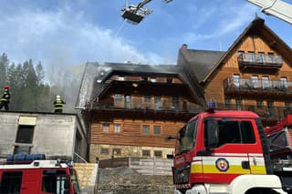Šľahajúce plamene zdevastovali strechu, na mieste zasahovalo  množstvo hasičov.