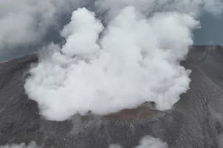 Na archívnej snímke z 19. apríla 2024 dym stúpa zo sopky Ruang v indonézskej provincii Severné Sulawesi. 