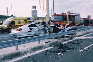 Vodič BMW neprispôsobil rýchlosť jazdy, skončil vo zvodidlách.