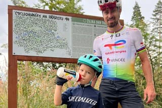 Peter Sagan si so synom Marlonom užil nádherné chvíle na spoločnej vychádzke na bicykloch.