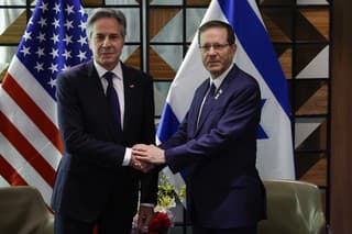 Americký minister zahraničných vecí Antony Blinken a izraelský prezident Jicchak Herzog pózujú počas stretnutia v Tel Avive.
