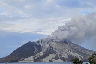 Indonézska sopka Ruang chrlí do vzduchu horúce oblaky dymu a popola.