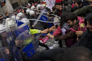 Turecká polícia musela na demonštrantov použiť slzný plyn. 