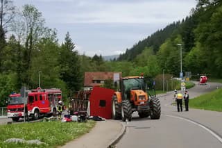 Pri prevrátení vlečky ťahanej traktorom sa  zranilo 30 ľudí.
