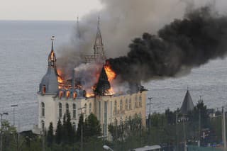 Budova patriaca právnickej akadémii horí po ruskom leteckom útoku v ukrajinskej Odese z 29. apríla.