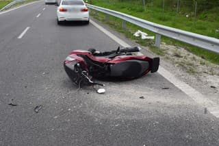 Nehoda motorkára v Bratislave si vyžiadala jeho prevoz do nemocnice.