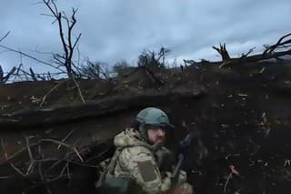 Ruský vojak útočí na Ukrajinu z neznámeho miesta.