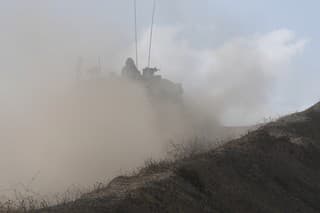 Izraelský tank sa v utorok presúva na pozíciu pri hraniciach s pásmom Gazy na juhu Izraela.