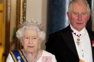 Kráľovná Alžbeta II.  a kráľ Karol III.