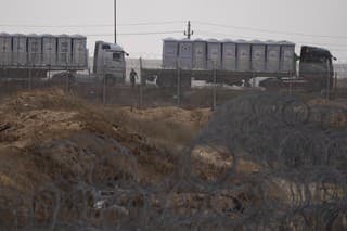 Na archívnej snímke z 25. apríla 2024 kamióny, ktoré privážajú humanitárnu pomoc pre obyvateľov Pásma Gazy