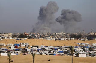 Dym stúpa po izraelskom leteckom útoku východne od Rafahu v pásme Gazy v pondelok 6. mája 2024.
