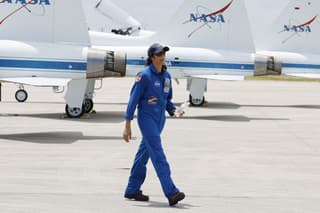 Na snímke astronautka NASA  Sunita Williamsová počas príchodu do Kennedyho vesmírneho strediska na Myse Canaveral na Floride
