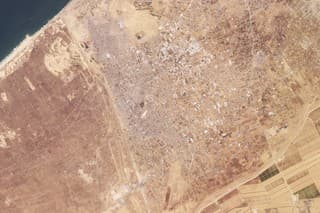 Na satelitnej snímke mesto Rafah (uprostred) v Pásme Gazy 4. mája 2024. Izraelská armáda v pondelok 6. mája vyzvala obyvateľov vo východnej časti mesta Rafah ležiaceho na juhu Pásma Gazy, aby sa dočasne presunuli do 