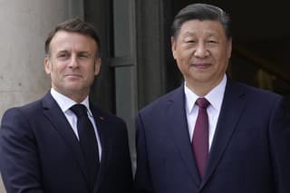 Čínsky prezident Si Ťin-pching na stretnutí s Emmanuelom Macronom počas návštevy Francúzska.