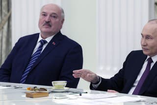 Bieloruský prezident Alexander Lukašenko (vľavo) a ruský prezident Vladimir Putin (vpravo).