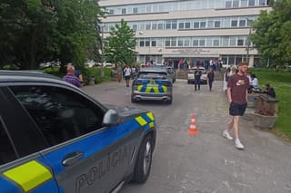 Evakuovaní študenti pred Filozofickou fakultou (FF, FPV, FTVŠ) UMB BB. 
